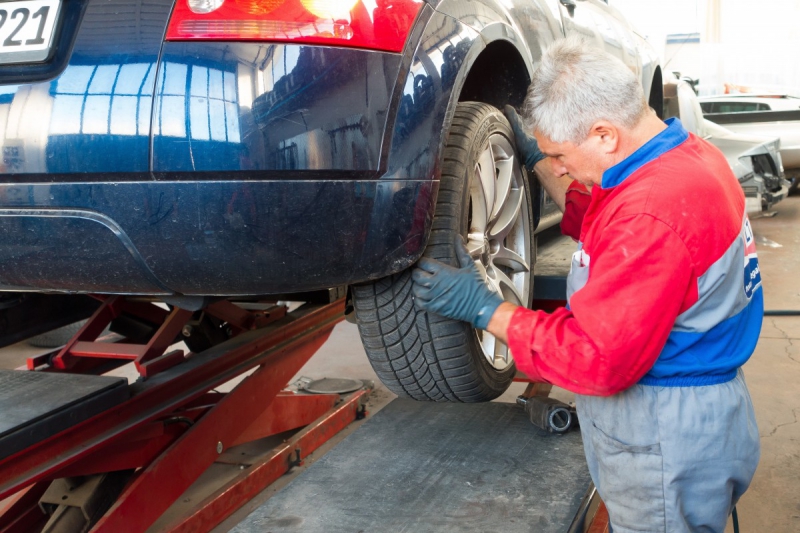 vitrine-PEYMEINADE-min_auto_repair_repair_lift_auto_mechanic_work_clothes_master_professional_man_of_the_fold-685629