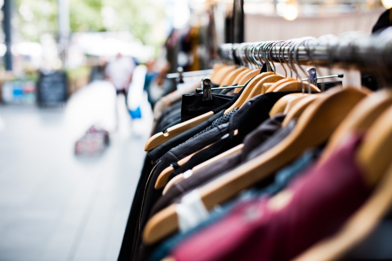 vitrine-PEYMEINADE-min_blur_close_up_focus_hanger_jacket_market_people_rack-1176303