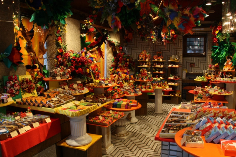 vitrine-PEYMEINADE-min_candy_store_chocolate_shop_chocolate_switzerland-393515