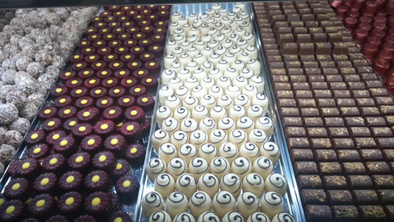 vitrine-PEYMEINADE-min_chocolates_milk_chocolate_white_chocolate_truffles_candy_food_treat_cacao-1213769