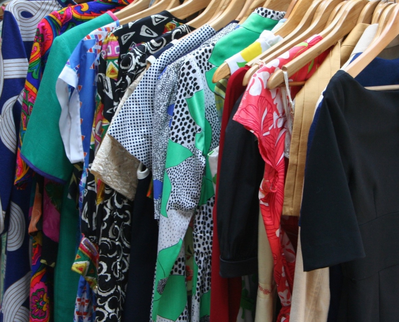 vitrine-PEYMEINADE-min_dresses_apparel_clothing_clothes_clothes_hangers_wooden_hangers_retail_shop_closet-1149845